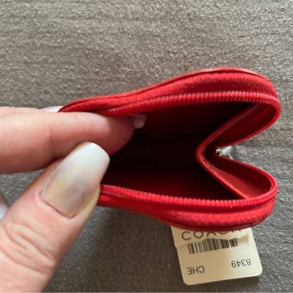 Small Coach red leather heart-shaped coin purse - Picture 5 of 9